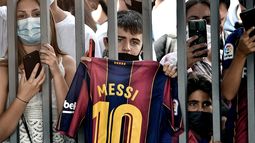 Messi sigue en su casa de Barcelona mientras fanáticos lo esperan en París