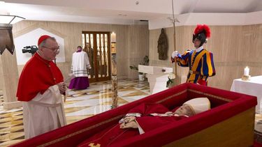 El Vaticano publicó las primeras imágenes del papa Francisco en su féretro