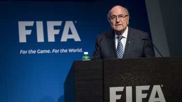 Blatter renunció a la FIFA y convocó a elecciones para elegir a su sucesor