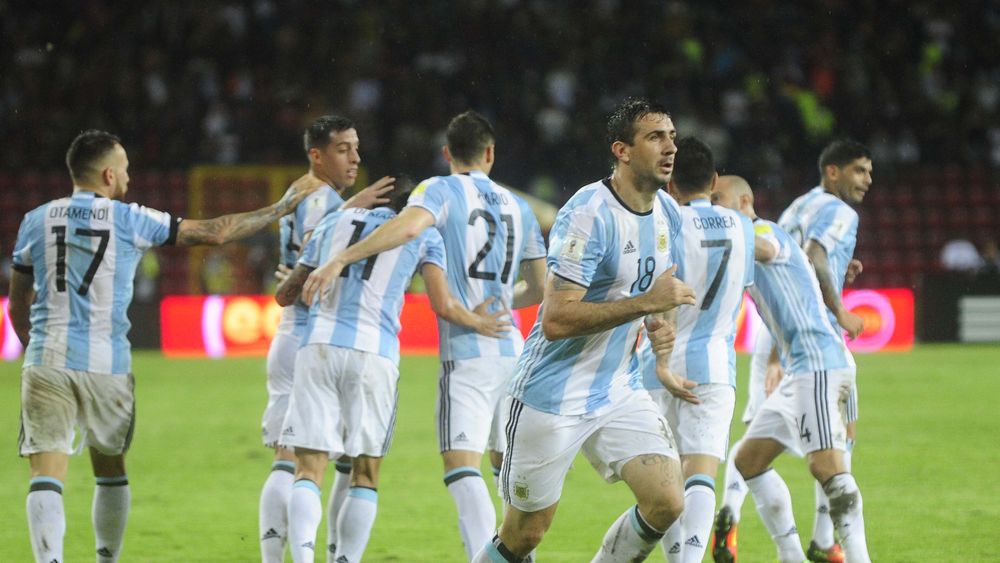 Argentina rescató un empate en Venezuela pero perdió la punta