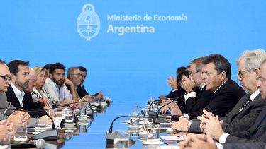 Massa prepara más medidas para intentar frenar una inflación imparable