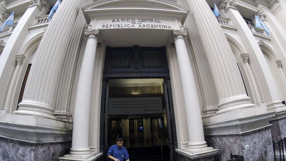 El BCRA compró US$ 50 millones y el dólar blue subió $5 para cerrar en 1.235