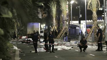 Atentado en Niza: camión atropelló a multitud y dejó 80 muertos
