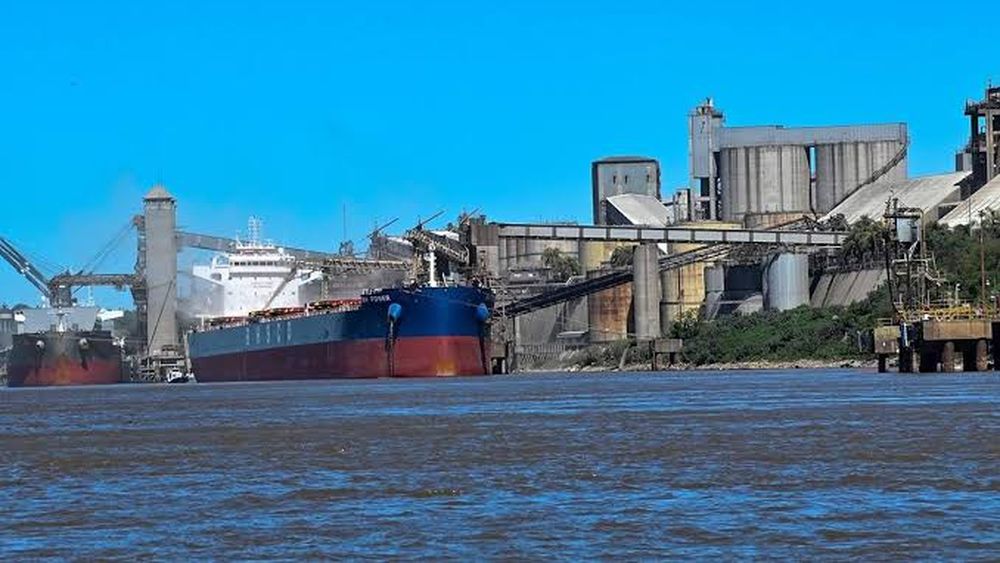 El Gobierno acordó con los prácticos una rebaja tarifaria del 20% y restableció el tráfico portuario