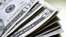 El dólar oficial cerró en $1450, con una suba semanal de 7%