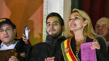 Jeanine Áñez promulga ley para convocar a elecciones sin Evo Morales