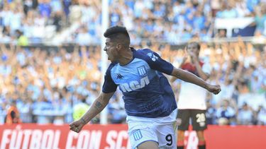 Racing le ganó a Newells y sigue en la cima de la Superliga