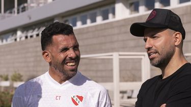 Tevez y Agüero arremetieron contra la mano derecha de Tapia en la AFA