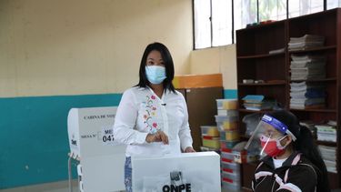 Suspenso extendido por el ajustado escrutinio del ballotage en Perú