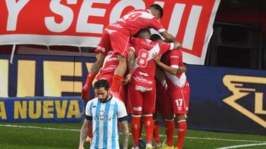 Argentinos pegó primero, dos veces, y le ganó a Racing 2 a 0