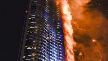 Un espectacular incendio afectó un rascacielos en Dubai