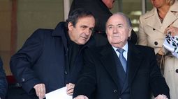 Blatter y Platini continúan suspendidos por la FIFA