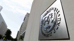 El FMI estima que la Argentina caerá 2,5% en 2023 con una inflación de 120%