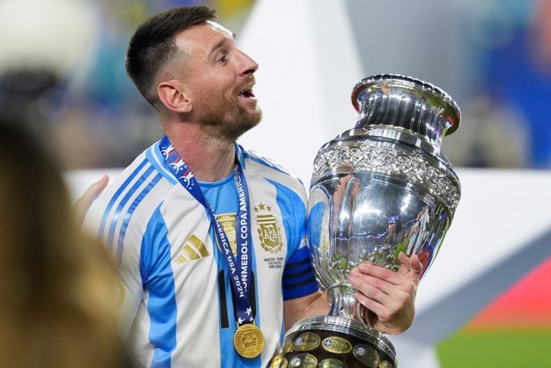 Messi-copa-america-trofeo.jpg