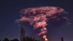 Chile: alerta roja y evacuados por la erupción del volcán Villarica