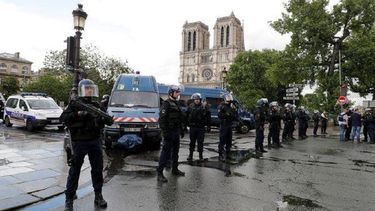 Susto en París: policía hirió a atacante frente a la Catedral de Notre Dame