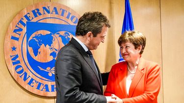 El FMI aceptó modificar la meta de reservas para la Argentina en 2023