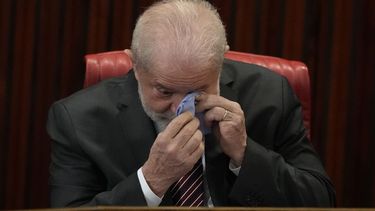 Lula emocionado al recibir el diploma como presidente electo de Brasil