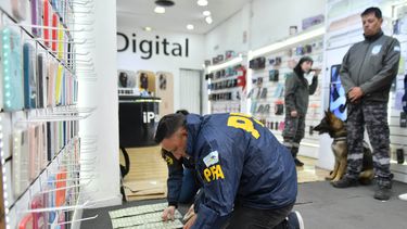 Allanamientos en cuevas de la city por el dólar blue: ya hay seis detenidos