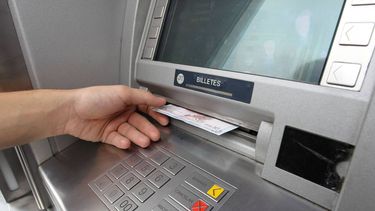 Desde mayo extraer dinero de un cajero puede costar hasta 5.000 pesos