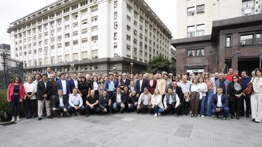 movilizacion de intendentes al ministerio de economia para reclamar por fondos y obras