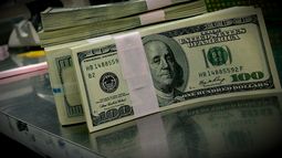 A pesar de la presión de Caputo, los bancos aún no reciben los dólares del colchón