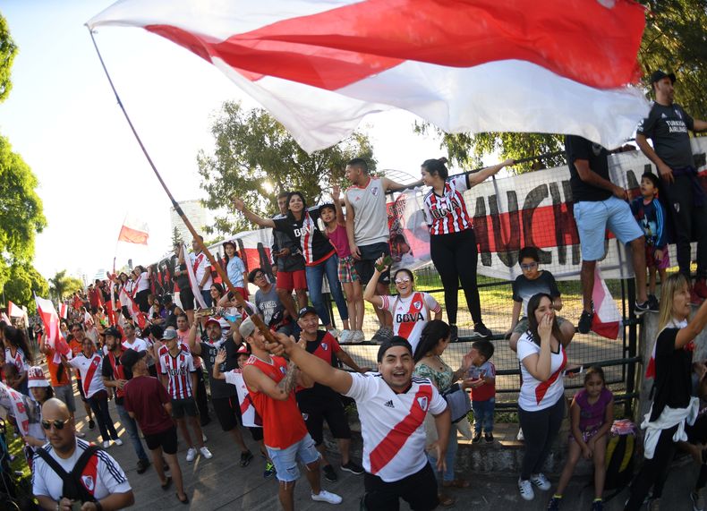 24-11-2019_miles_de_hinchas_y_socios.jpg