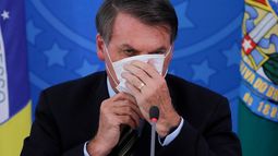 Pese a los 77 muertos por coronavirus, Bolsonaro pide a la gente ir a trabajar