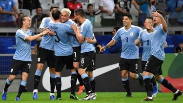 Uruguay y Japón igualaron en un partidazo y el Grupo C está al rojo vivo