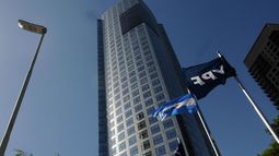 Juicio por YPF: la Justicia de Estados Unidos benefició a la Argentina y suspendió todas las demandas Juicio por YPF: la Justicia de Estados Unidos benefició a la Argentina y suspendió todas las demandas