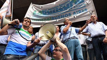 Los bancarios cerraron un aumento del 2,9% para enero y el sueldo inicial saltará a $2.125.000 Los bancarios cerraron un aumento del 2,9% para enero y el sueldo inicial saltará a $2.125.000