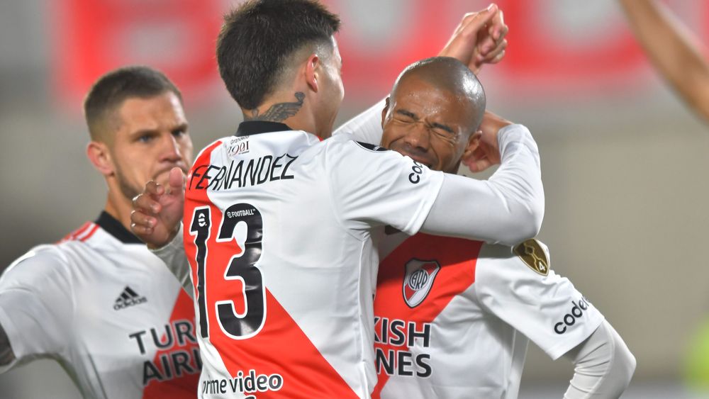 River selló su clasificación con una goleada ante su gente