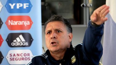 Cansado de los contratiempos, Martino renunció a la Selección