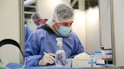 OMS advierte que Ómicron avanza más rápido que el resto de las variantes