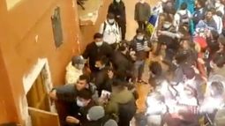 Bolivia: cuatro muertos por una avalancha humana en una universidad
