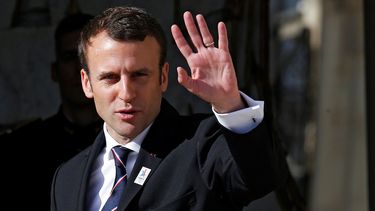 Macron anunció un aumento del salario mínimo para frenar las protestas