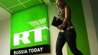 La UE prohíbe la difusión de los medios estatales rusos RT y Sputnik