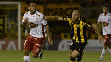 Con un final escandaloso, Huracán y Peñarol igualaron en Parque Patricios