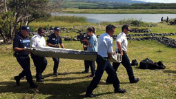 Hallan posibles restos del avión de Malaysia Airlines en una isla