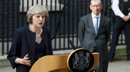 Sin mayoría, Theresa May busca formar gobierno