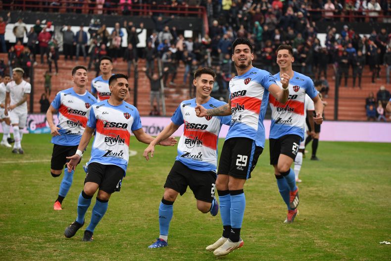 27-06-2022_axel_rodriguez_29_festeja_el.JPG