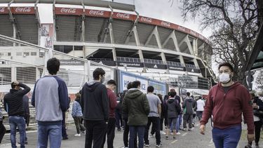 Largas filas y quejas en busca de las entradas para Argentina-Perú