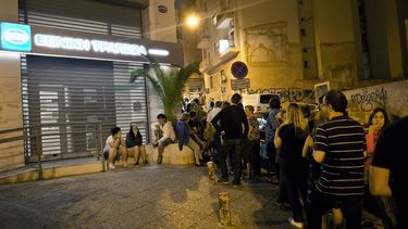 En Grecia, reabren los bancos pero el corralito sigue
