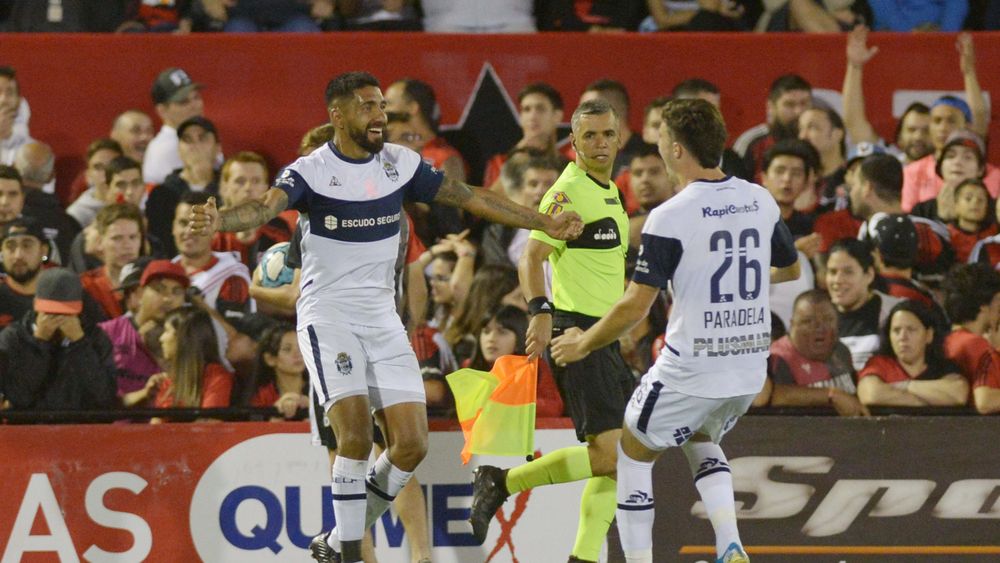 Gimnasia le ganó a Newells en una noche de locura