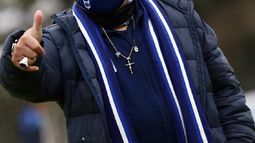 Maradona reapareció por el entrenamiento de Gimnasia con fuertes cuidados