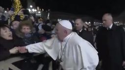 El Papa pidió disculpas tras su reacción con una feligresa: Perdí la paciencia