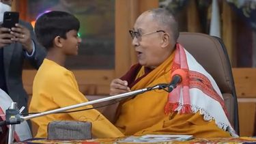 El Dalai Lama pidió disculpas por besar en la boca a un nene