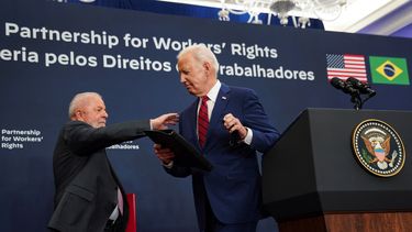 Lula le advirtió a Biden que la democracia en Argentina corre peligro por Milei