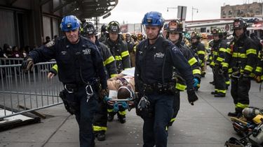 Al menos 100 heridos al accidentarse un tren suburbano en Brooklyn