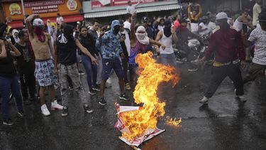 Violentos enfrentamientos entre policías y manifestantes en Caracas